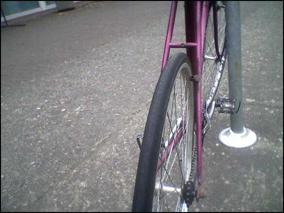 Free-hub single speed masquerading as a (rear) brakeless fixie; these are all over the place