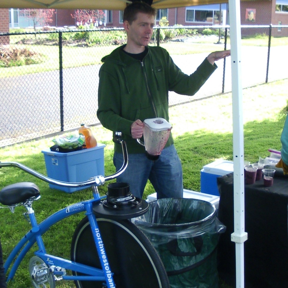 Smoothies via a pedal powered blender at Eugene Breakfast at the Bridges